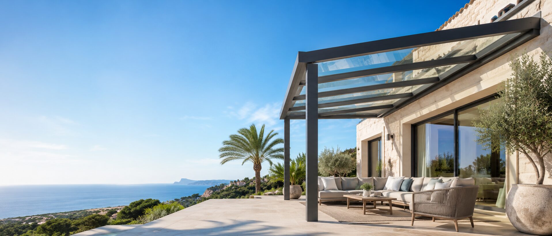 Glas-Terrassenüberdachung einer Villa auf Mallorca mit Meerblick