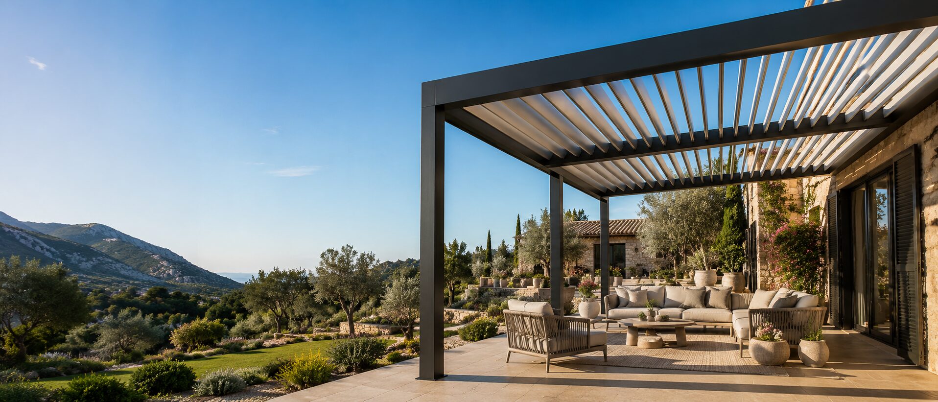 Bioklimatisches Lamellendach mit verstellbaren Aluminium-Lamellen über einer mediterranen Terrasse